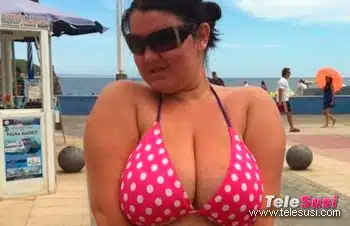 Junge Frau Josephine123 mit dicken Titten am Strand